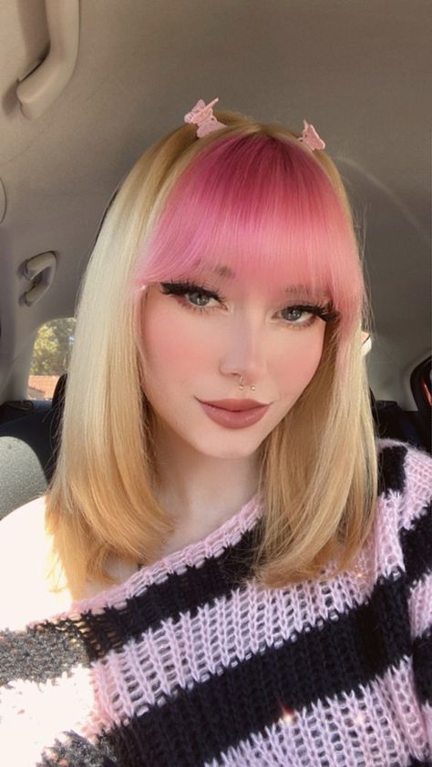 Blonde Hair With Pink Curtain Bangs, Blonde Hair With Colored Bangs, Pink Hair Blonde Bangs, Purple Bangs Blonde Hair, Blonde Hair With Pink Bangs, Short Strawberry Blonde Hair With Bangs, Short Pink Hair With Bangs, Short Hair Alt, Alt Bangs