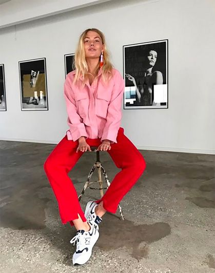 LE CATCH is Marlien Rentmeester's fashion blog. Mode Monochrome, Color Outfits, Red Jeans, Looks Street Style, Red Pants, Red Outfit, 가을 패션, Pink And Red, Colourful Outfits