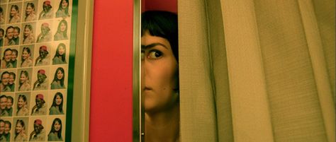 24 Photos That Prove "Amélie" Had The Best Cinematography Lonely Child, Pretty Movie, Damien Chazelle, Audrey Tautou, Film Games, Best Cinematography, Movie Shots, Great Films, Romantic Movies