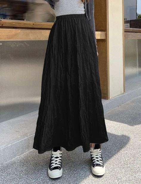 Black Flowy Skirt Outfit, Flowy Skirt Outfit, Black Flowy Skirt, Long Flowy Skirt, Rose Girl, Alt Fashion, Black Casual, Skirt Outfits, Long Skirt