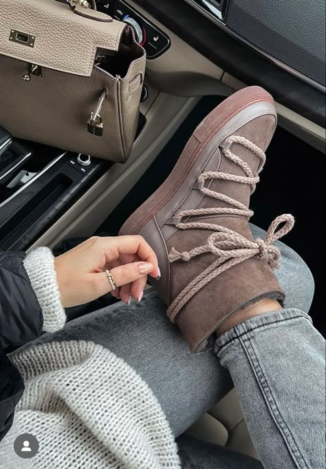 Trendy Winter Boots Snow, Snow Boots Aesthetic, Winter Boots 2022, Trendy Winter Boots, Snow Boots Outfit, Boots 2022, Snow Outfits, Best Winter Boots, Snow Outfit