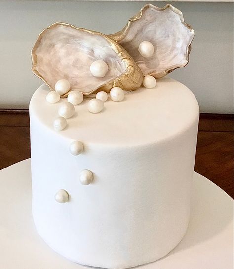 30th Anniversary Cake, Pearls Cake, Shells And Pearls, Oyster Roast, Pearl Cake, Pearl Party, Pretty Birthday Cakes, Cute Birthday Cakes, Wedding Cake Inspiration