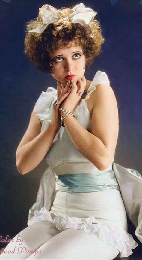 🩷Clara Bow 🩷 1920s Hair, Clara Bow, Figure Poses, Human Poses, Body Poses, 1920s Fashion, Pose Reference Photo, Vintage Pinup, Female Character Design