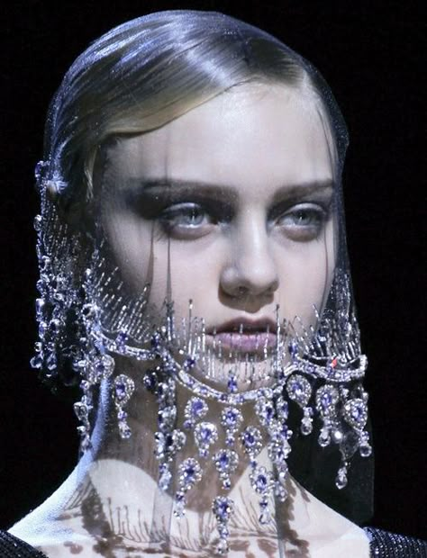 25. Armani Eiko Ishioka, Armani Prive, Chi Chi, Yohji Yamamoto, Fantasy Fashion, Mode Inspiration, Fashion Details, Costume Design, Headdress