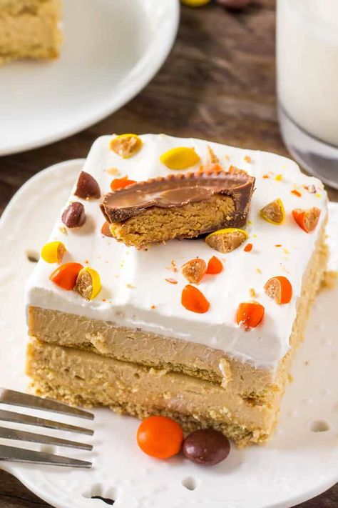 This peanut butter icebox cake is the perfect summer treat - no bake, super easy to make, cold, creamy & filled with peanut butter. Peanut Butter Icebox Cake, Peanut Butter Dessert Recipes, Icebox Cake Recipes, Recipes Summer, Peanut Butter Cake, Pecan Cake, Peanut Butter Desserts, Peanut Butter Filling, Dessert Cake Recipes