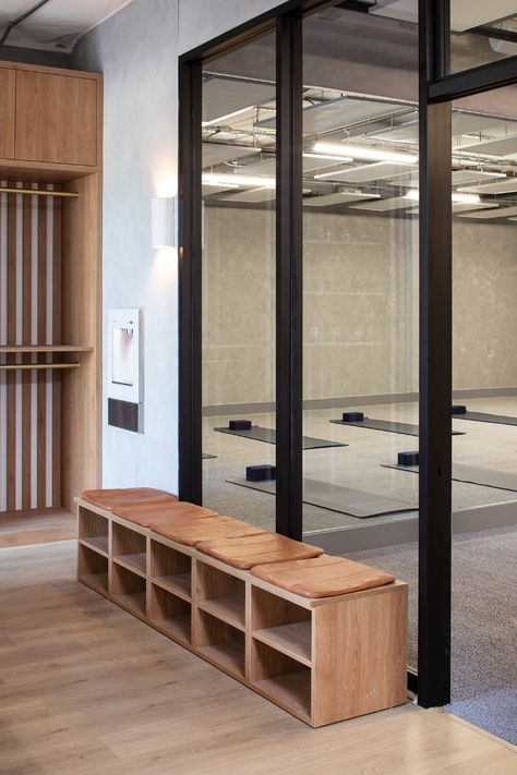 Brutalist-inspired Yoga Studios Design, Industrial Yoga Studio, Small Fitness Studio, Dance Studio Design Interiors, Yoga Center Design, Yoga Studio Design Interiors, Small Yoga Studio Design, Yoga Studio Aesthetic, Pilates Studio Aesthetic