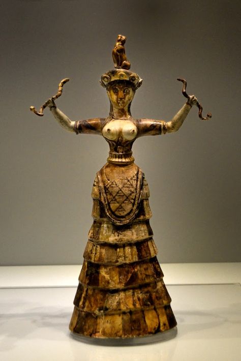 Minoan Snake Goddess figurines c 1600 BC. Ancient Crete, Knossos Palace, Snake Goddess, Minoan Art, Feminine Divine, Creation Myth, The Minotaur, Heraklion, Ancient Origins