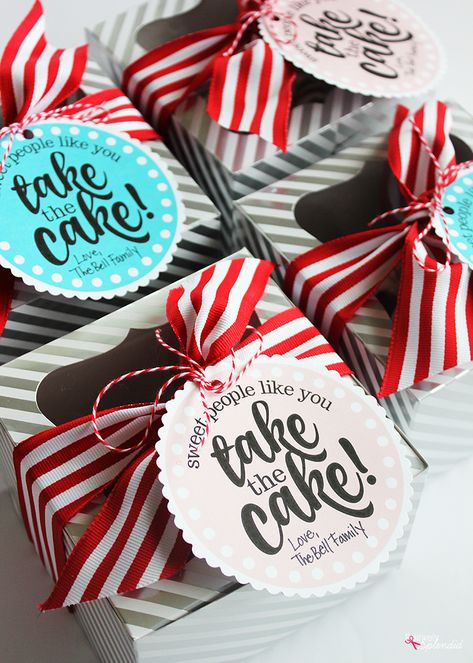 Fun gift idea for teacher appreciation: package up mini Bundt cakes with fun printable tags. Free printables included! Appreciation Gifts Diy, Staff Appreciation Gifts, Teacher Appreciation Gifts Diy, Teacher Gift Ideas, Mini Bundt, Marketing Gift, Volunteer Gifts, Free Printable Tags, Volunteer Appreciation