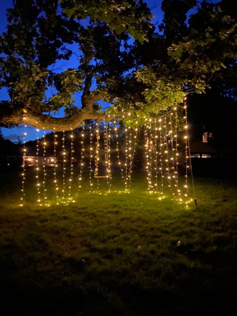 Fairy Lights For Garden, Fairy Porch Ideas, Aesthetic Outdoor Party Decor, Fairy Lights Birthday Party, Garden Party Lights Backyard, Fairies Party Decorations, Fairy Lights Outside Aesthetic, Fairy Lights Party Decoration Outdoor, Fairy Lights Graduation Party