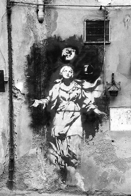 Angel by Banksy. Naples, Italy. Images Pop Art, Street Art Banksy, Banksy Graffiti, Banksy Art, Urban Street Art, Amazing Street Art, 3d Street Art, Graffiti Murals, Murals Street Art