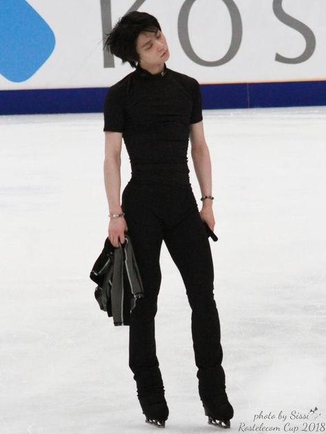 Skater Pose Reference, Skater Pose, Skater Outfit, Muka Lelaki, Male Figure Skaters, Ice Skating Outfit, Figure Skating Outfits, Skating Aesthetic, Male Pose Reference