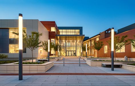 High School Exterior, Modern High School, School Exterior, Teaching Styles, Architecture Schools, High School Design, High School Project, American High School, Architecture Building Design