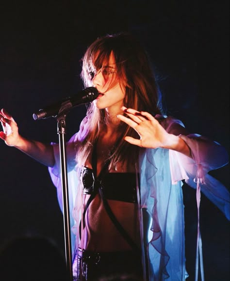 Female Musician Aesthetic, Suki Waterhouse Concert, Books Photoshoot, Female Rockstar Aesthetic, Musician Aesthetic, I Am A Singer, Artist Prints, Rockstar Aesthetic, Et Ochs