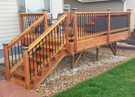 Basic redwood deck with black face mount balusters and black post caps. Back Porch Wood Deck Ideas, Deck Post Caps Ideas, Deck Banister Ideas, Corner Deck, Porch Landscape, Redwood Deck, Deck Stair Railing, Redwood Decking, Deck Balusters