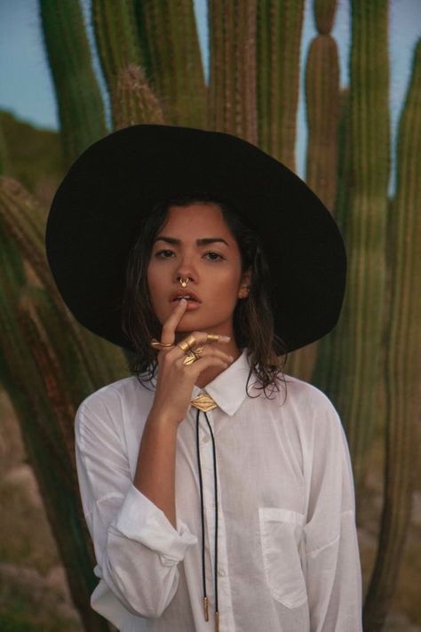 Shooting Pose, Mode Poses, Desert Photoshoot, Wilde Westen, Looks Country, Estilo Hippie, Desert Vibes, Big Hat, Boho Glam