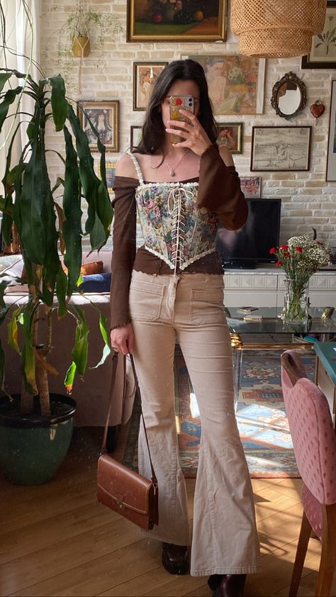 Spring outfit inspiration 2023 / cottage core corset / flared pants / style inspiration / flower corset Flower Corset Outfit, Modest Corset Outfits, Corset With Pants, Casual Corset Outfit, Cottage Core Corset, Cottagecore Summer Outfits, Flower Corset, Corset And Jeans, Corset Outfits