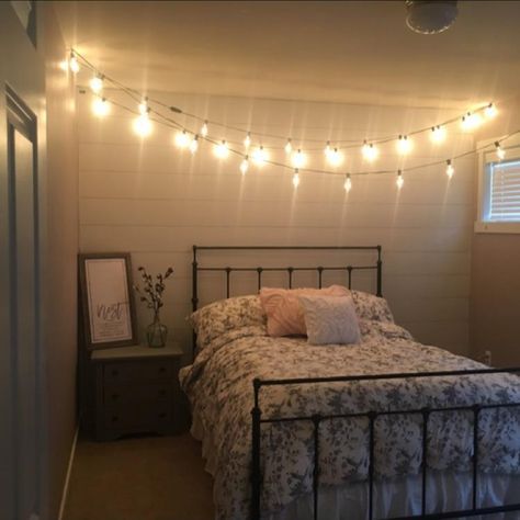 Edison bulb light bedroom Light Hanging Ideas Bedrooms, Light Bulb Fairy Lights Bedroom, Windowless Bedroom Ideas Cozy, Edison Bulbs Bedroom, Light Bulb Room Decor, Bulb Fairy Lights Bedroom, Hanging Edison Lights Bedroom, Above Bed Lights, Lights In Bedroom Hanging On Wall