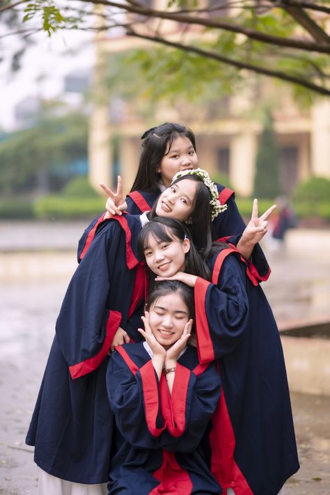 Group Photoshoot Graduation, Korean Graduation Photoshoot, Graduation Group Photos, Group Graduation Photoshoot, Graduation Group Pictures, Graduation Pictures Group, Graduation Poses With Friends, Graduation Group Photo Ideas, Group Graduation Pictures