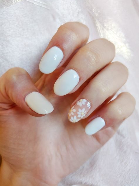 Wedding Nails Jr Bridesmaid, White Nails With Designs 2023, Wedding Nails White Flowers, Bridesmaid Nails Spring, Bridal Nails Flowers, White Nails With Flower Designs, White And Flower Nails, Neutral Daisy Nails, White And Floral Nails