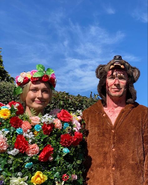 Midsommar Couple Costume, Midsommar Costume, A24 Costumes, Iconic Halloween Costumes, Halloween Costumes 2022, Halloween Duos, Funny Couple Halloween Costumes, Creepy Costumes, Duo Costumes