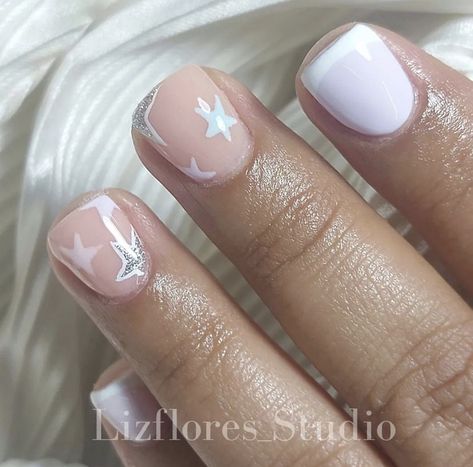 Biab Nails Stars, Sparkly Star Nails, White Nails With Stars, Stockholm Nails, White Star Nails, Nails Stars, Short Natural Nails, Hoco Nails, White And Silver Nails