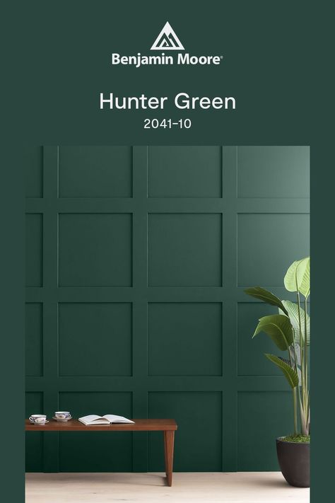 A timeless dark green full of depth and elegance. Hunter Green Walls, Dark Green Ceiling, Benjamin Moore Hunter Green, Hunter Green Bedrooms, Green Bathrooms Inspiration, Kentucky Farmhouse, Green Interior Paint, Green Kitchen Walls, Dark Green Bathrooms