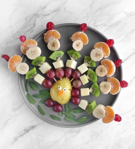 Turkey Fruit Board - Thanksgiving charcuterie Thanksgiving Food For Kids, Fun Thanksgiving Food, Turkey Fruit, Kid Friendly Thanksgiving, Fruit Turkey, Thanksgiving Charcuterie, Thanksgiving Fruit, Fruit Board, Banana Candy