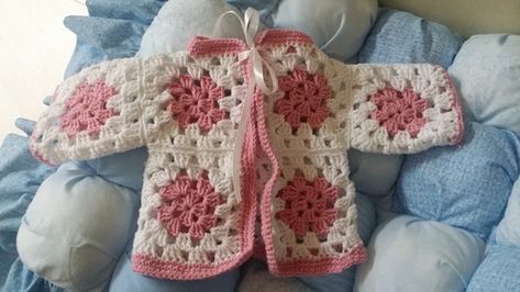 Granny Square Baby Jacket - a quick and easy gift Granny Square Poncho Pattern Free, Crochet Patterns Cardigans, Crochet Jackets, Baby Jackets Pattern, Wool Patterns, Sunburst Granny Square, Crochet Baby Sweater Pattern, Crochet Baby Jacket, Granny Square Sweater