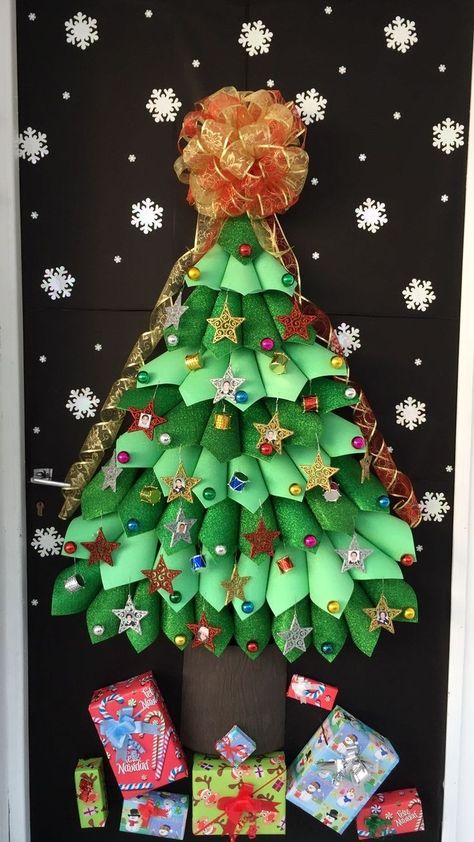 Make Christmas Tree, Door Decorations Classroom Christmas, Holiday Door Decorations, Classroom Christmas Decorations, Christmas Door Decorating Contest, Christmas Classroom Door, Christmas Door Decoration, Door Decorating Contest, Old Cd