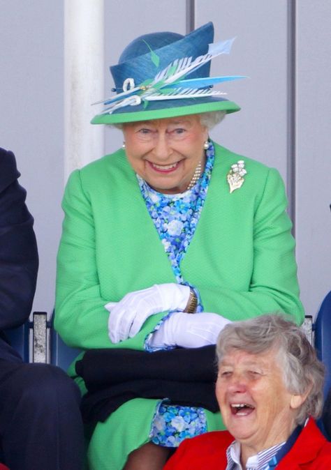 23 Pictures of the Royals Laughing That Will Make You Spit Out Your Tea Queen Elizabeth Laughing, Elisabeth 2, Royal Family House, Queen Hat, Queen Elizabeth 2, Elizabeth 2, Old Kingdom, English Royal Family, Royal Hats