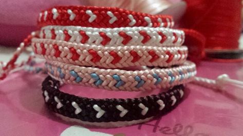 BFF Mini Heart Design Tutorial Mini Heart Friendship Bracelet, Cool Bracelets, Bracelet Keychains, Friendship Bracelets Designs, Friendship Bracelets Tutorial, Bracelet Inspo, Thread Bracelets, Tiny Heart, Mini Heart