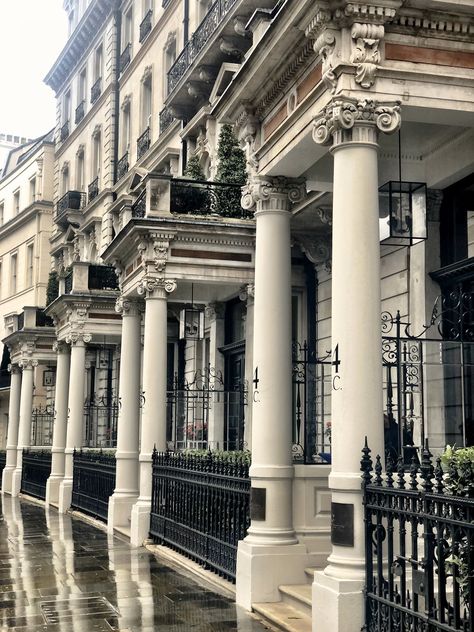 Theoldbuilding™️ on Twitter: "Wonderful details on these Grosvenor Crescent houses in Belgravia  #London #classicalarchitecture… " Stunning Houses, London Xmas, Kensington Townhouse, Belgravia London, Aesthetic London, London Girl, London Buildings, London Vibes, London Dreams