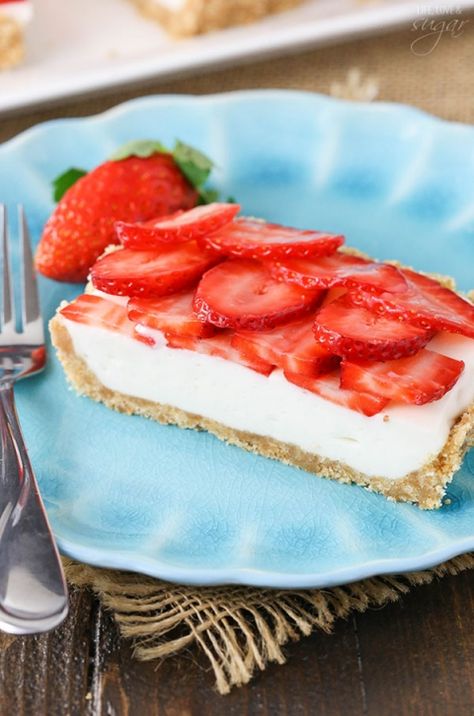 Strawberry Champagne Tart - a light, airy champagne tart topped with fresh strawberries! Perfect dessert for New Year's Eve! Fraisier Recipe, Fruit Mousse, Strawberry Mousse Cake, Vanilla Wafer Crust, White Chocolate Strawberries, Cake Rack, Tart Filling, Strawberry Tart, Strawberry Mousse