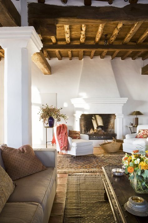 Fireplace Inspirations Spanish Style Decor, Casa Country, Casas Coloniales, Spanish Style Homes, Hacienda Style, Spanish House, Pool Design, Fireplace Mantle, A Living Room