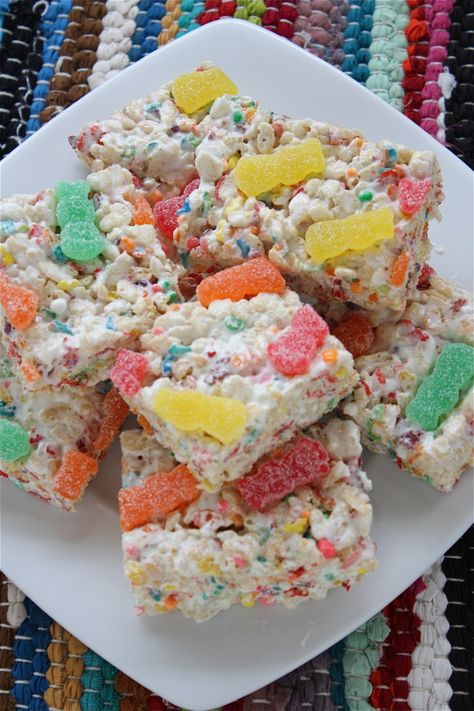 Fruity, candy-filled Rice Krispie treats. My fam got such a kick out of them! Sour Patches, Fruity Pebbles Cereal, Mini Pumpkin Cheesecake, Chocolate Dipped Marshmallows, Krispy Treats, Rice Krispy, Sour Patch Kids, Rice Crispy Treats, Fruity Pebbles