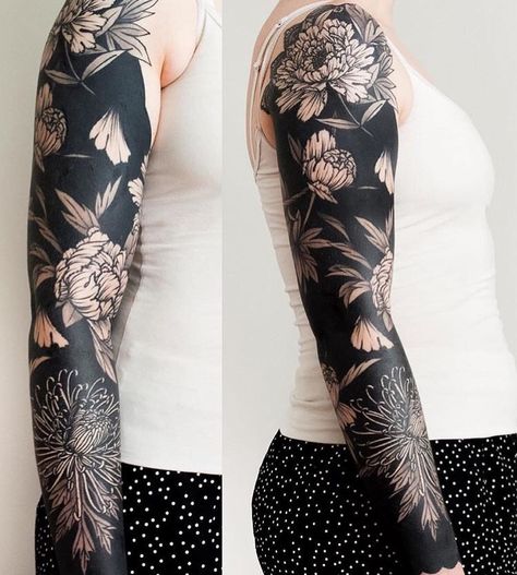 Space Tattoo Sleeve, Negative Space Tattoo, Mangas Tattoo, Tattoo Background, Blackout Tattoo, Tattoo Magazine, Upper Arm Tattoos, Back Of Shoulder Tattoo, Floral Tattoo Sleeve