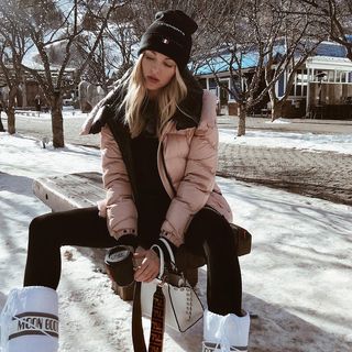 Moncler (@moncler) • Instagram photos and videos Outfit Neve, Vail Style, Mode Au Ski, Shea Marie, Boston Style, Ski Outfits, Ski Trips, Cold Fashion, Snowboard Girl