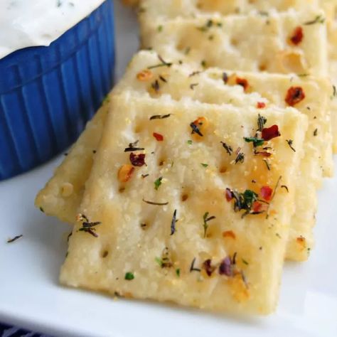 Spicy Crackers Recipe - Easy and Flavorful Snack Ranch Crackers Recipe, Spicy Crackers Recipe, Spicy Crackers, Ranch Crackers, Seasoned Crackers, Snack Easy, Crackers Recipe, Ranch Mix, Seasoning And Spice