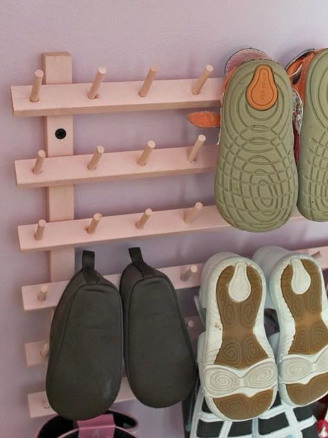 Coat Rack Shoe Storage // 33 Ingenious Ways To Store Your Shoes Baby Shoe Storage, Kids Shoe Storage, Shoe Storage Design, Diy Shoe Rack, Shoe Storage Solutions, Creative Shoes, Simple Shoes, Storage Design, Shoe Organizer