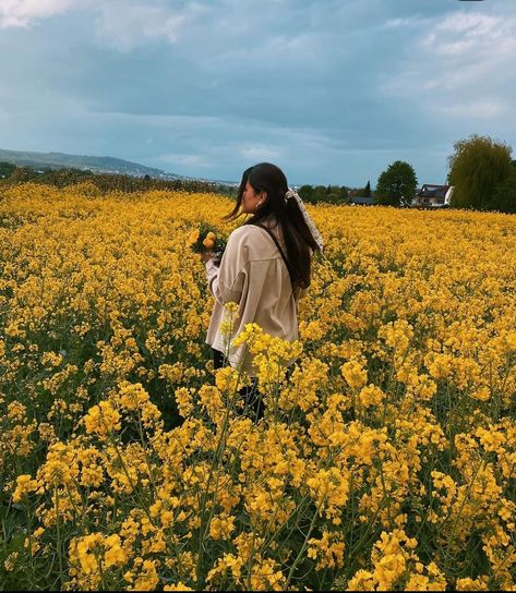 Brown Girls Indian Aesthetic, South Indian Girl Aesthetic, Desi Summer Aesthetic, Punjabi Girl Aesthetic, Sunflower Girl Aesthetic, Bengali Girl Aesthetic, Indian Summer Aesthetic, Indian Cottagecore, Brown Girl Aesthetic Indian