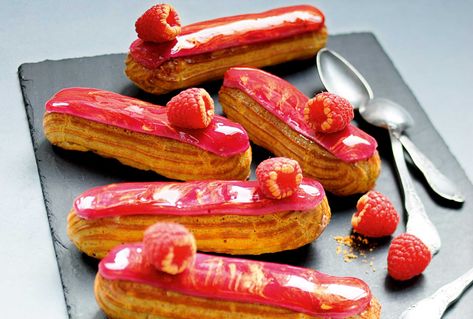 Recipe: Chocolate-raspberry eclair Raspberry Eclairs, Eclair Dessert, Chocolate Eclair Dessert, Decorative Food, Eclair Recipe, Raspberry Mousse, Chocolate Eclair, Paris Brest, Homemade Frosting