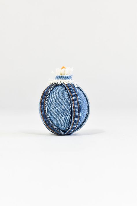 A perfect gift for X-mas, change old jeans into beautiful Christmas balls made simply with strips of hems and denim leftovers. When this item is sold out, it is made to order. Denim leftovers Denim hems One of a kind piece Size 7 cm x 7 cm Handmade in Rotterdam Fabric Covered Christmas Balls, Denim Christmas Tree, Denim Christmas, Fabric Balls, Denim And Diamonds, Denim Decor, Luxe Jewelry, Denim Diy, Winter Party