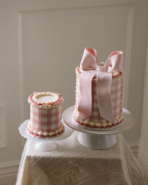 gingham is always a fav but PINK gingham? LOVE #cakedecorating #girlsjustwannabeone #firstbirthday #smashcake #cakedesign #birthdaycake Pink Gingham Baby Shower Ideas, Gingham Birthday Cake, Gingham Cake, Pink Smash Cake, Pink Smash Cakes, Dog Themed Birthday Party, 12 Birthday, Toddler Parties, Silly Goose