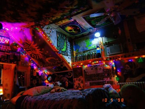 Trippy Bedroom, Sala Grunge, Dope Rooms, Hippie Bedroom Decor, Boho Bedroom Diy, Grunge Bedroom, Hippie Room, Trippy Room, Hippie Bedroom