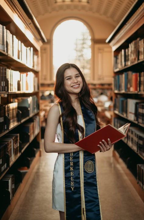 Library Pictures Aesthetic, Graduation Photos Library, College Graduation Pictures Library, College Photoshoot Ideas, Ideas For Graduation Pictures, Library Photoshoot Ideas, Photoshoot Ideas Graduation, Graduation Shoot Ideas, Library Photoshoot