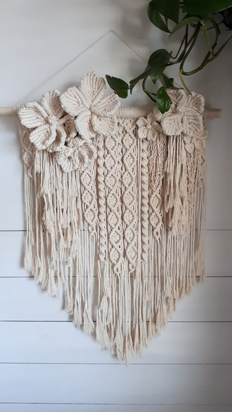 Macrame Flower Wall Hanging, Diy Macrame Wall Hanging, Macrame Flowers, Macrame Wall Hanging Tutorial, Macrame Flower, Macrame Wall Hanger, Macrame Headboard, Makramee Diy, Macrame Backdrop