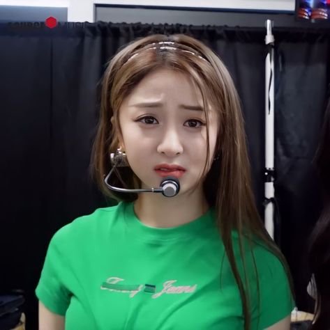 Yunjin Lesserafim Funny Face, Yunjin Funny, Yunjin Icons, Side Eyes, Yunjin Kim, Eyes Meme, Lesserafim Yunjin, Kpop Industry, Fem Oc