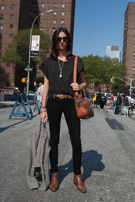 Model Off Duty Street Style, Ruby Aldridge, Model Street Style, T Shirt And Jeans, Models Off Duty, Style T Shirt, Street Style Looks, Love T Shirt, Girls Jeans