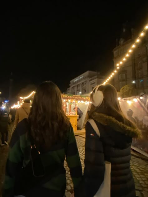 Sapphic Christmas Aesthetic, New York Christmas Market, Christmas Break Aesthetic, Christmas Photoshoot With Friends, Wlw Christmas Aesthetic, Christmas Market Photo Ideas, Xmas Market Outfit, Christmas Markets Aesthetic, Christmas Aesthetic Photoshoot