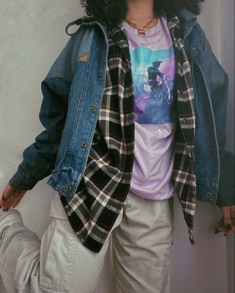 Streetwear outfit inspo. Purple oversized graphic tee with flannel jean jacket and white cargo pants. Woman. Men. Outfit Flannel And Denim Jacket Outfit, Cargo Pants Jean Jacket, Purple Flannel Outfit, Outfit Inspo Purple, Flannel Jacket Outfit, Patchwork Jean Jacket, Flannel Jeans, Flannel Outfit, Purple Flannel